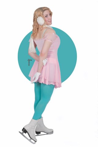 Glamourous Model Recreates Vintage Moments in Time Selina in a more traditional pin up pose